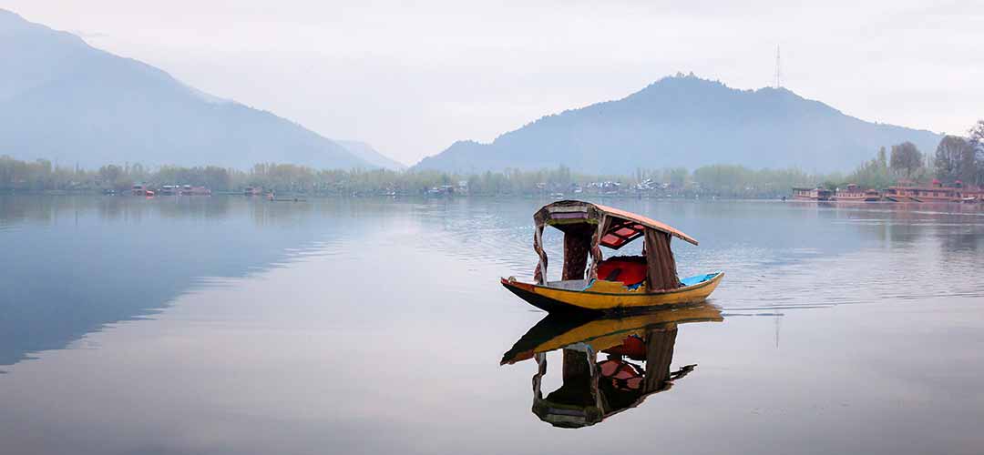 Boating in Dal Lake Srinagar.jpg